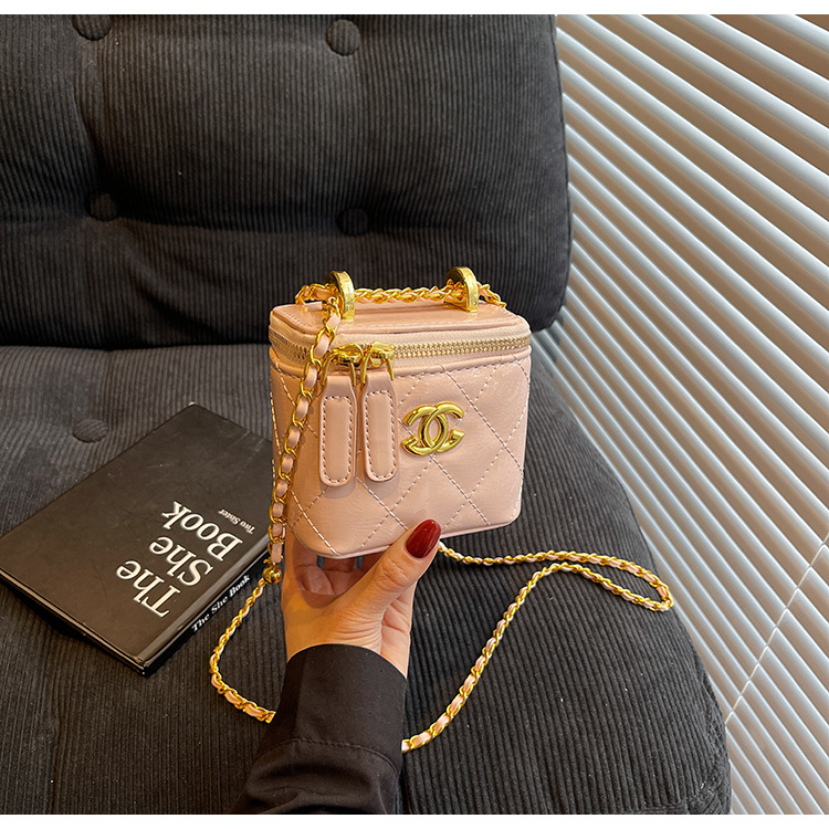 Mini crossbody torbica u obliku kutije, Chanel inspirirana, crno-zlatni hardver, romboidni šav, lančani remen, kompaktna kozmetička torbica