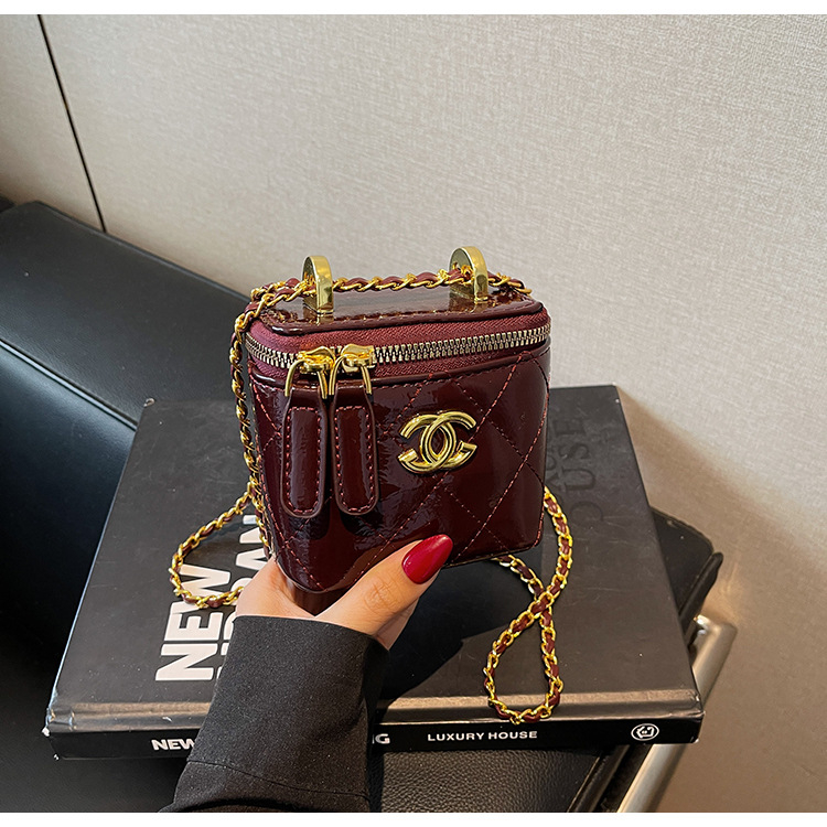 Mini crossbody torbica u obliku kutije, Chanel inspirirana, crno-zlatni hardver, romboidni šav, lančani remen, kompaktna kozmetička torbica