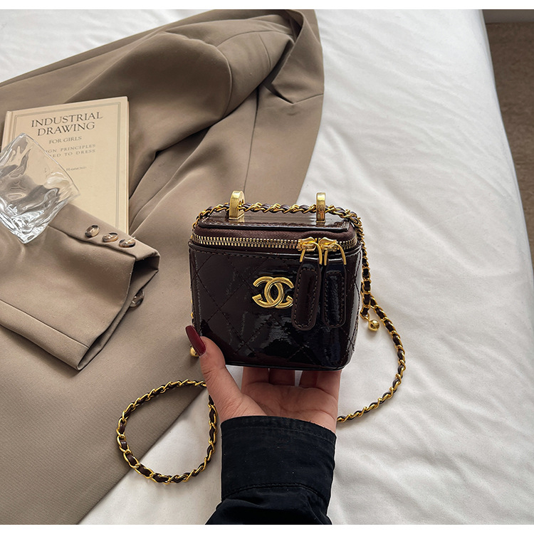 Mini crossbody torbica u obliku kutije, Chanel inspirirana, crno-zlatni hardver, romboidni šav, lančani remen, kompaktna kozmetička torbica