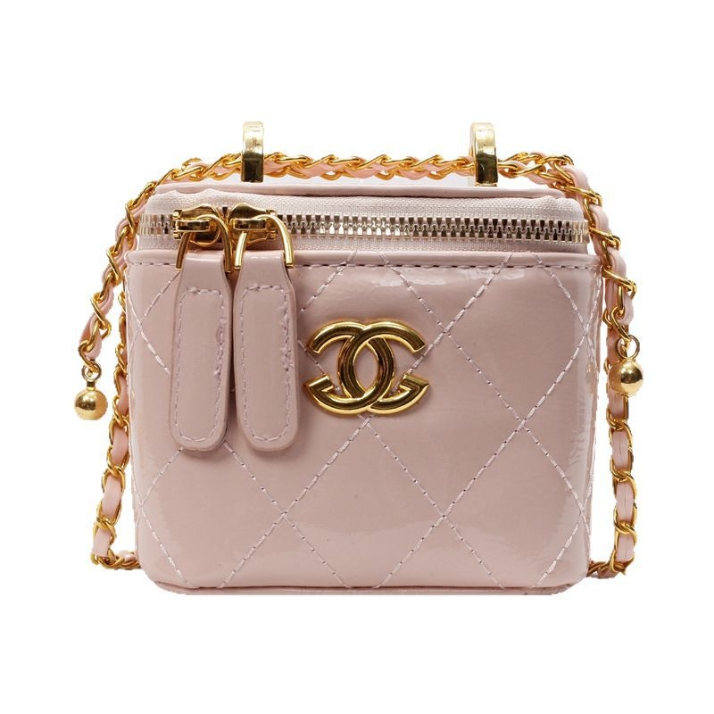 Mini crossbody torbica u obliku kutije, Chanel inspirirana, crno-zlatni hardver, romboidni šav, lančani remen, kompaktna kozmetička torbica