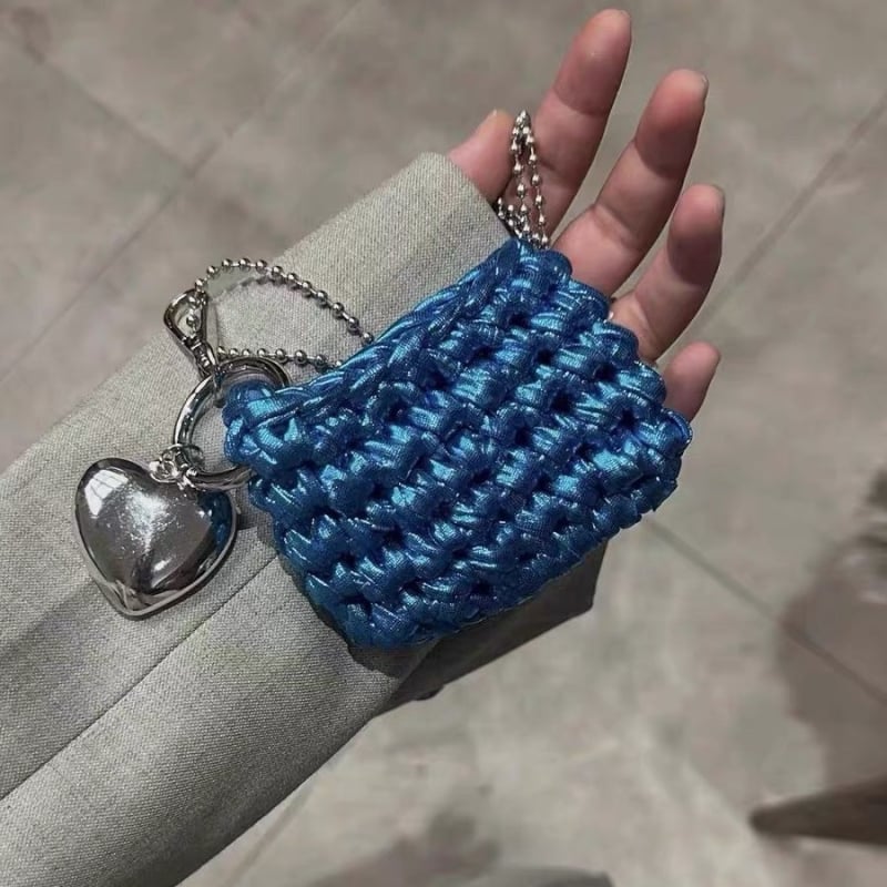 Upletena mini torbica s crossbody remenom, torbica za ruž i slušalice, premium dojam
