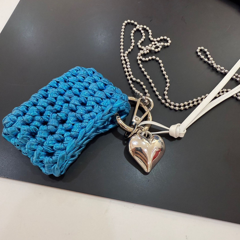 Upletena mini torbica s crossbody remenom, torbica za ruž i slušalice, premium dojam