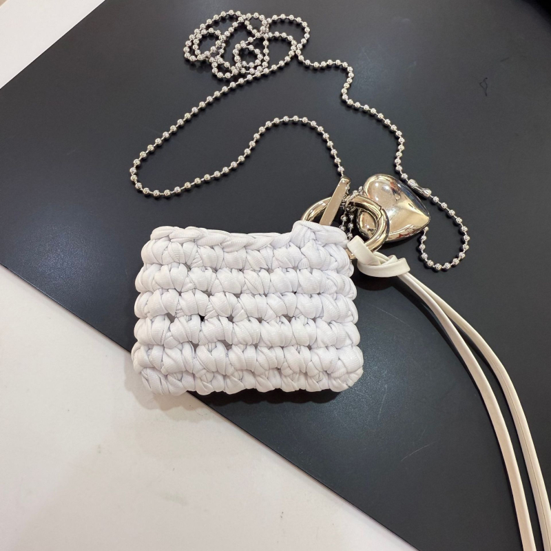 Upletena mini torbica s crossbody remenom, torbica za ruž i slušalice, premium dojam