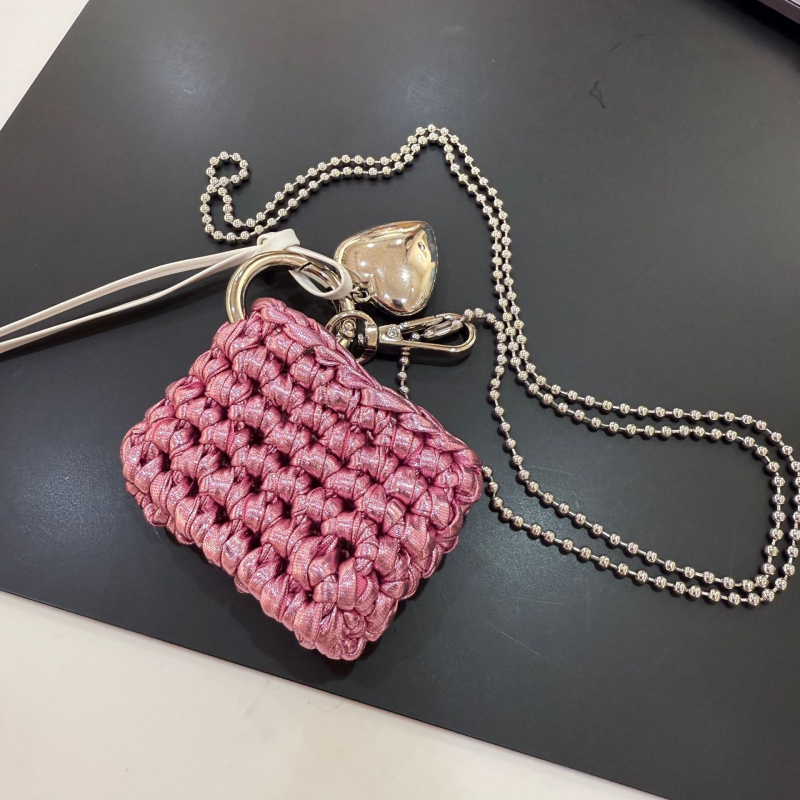 Upletena mini torbica s crossbody remenom, torbica za ruž i slušalice, premium dojam
