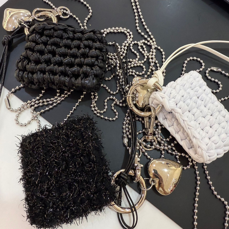 Upletena mini torbica s crossbody remenom, torbica za ruž i slušalice, premium dojam
