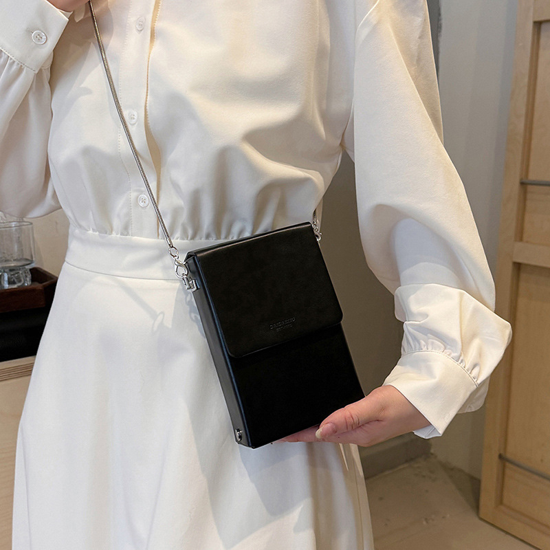 Ženska crossbody torbica u gradskom minimalističkom stilu, mala veličina, PU koža, lanac, džep za telefon i mini torbicu za ruž