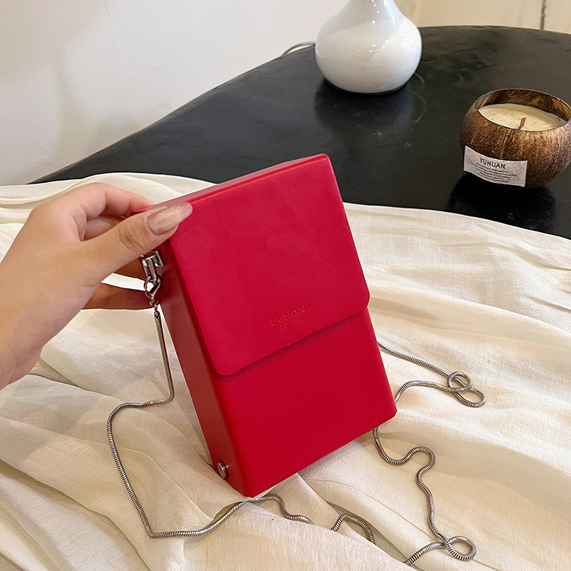 Ženska crossbody torbica u gradskom minimalističkom stilu, mala veličina, PU koža, lanac, džep za telefon i mini torbicu za ruž