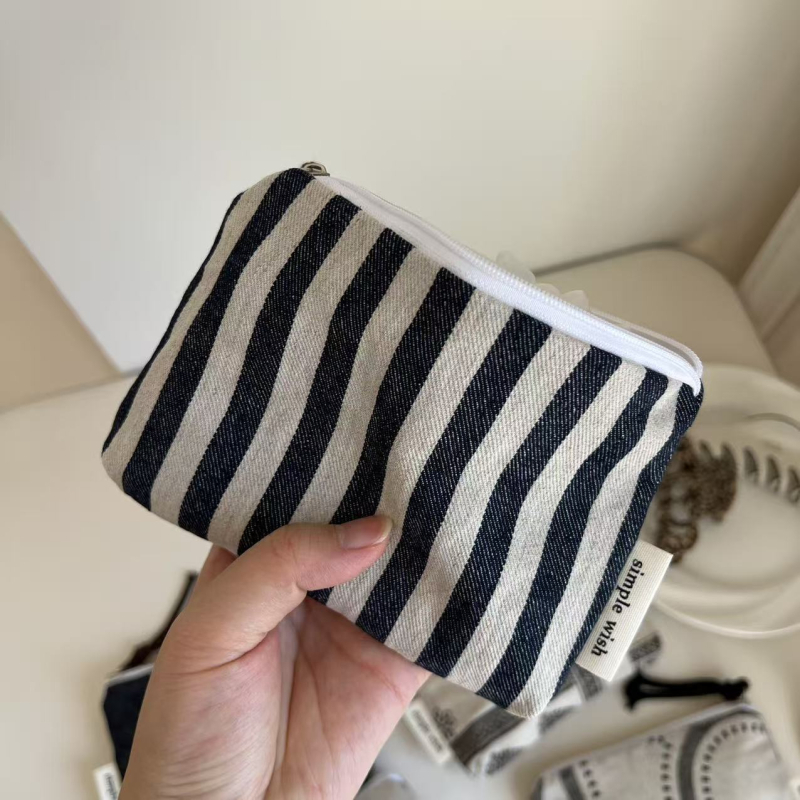 Mini novčanik od denim platna sa zatvaračem, za ruž i slušalice