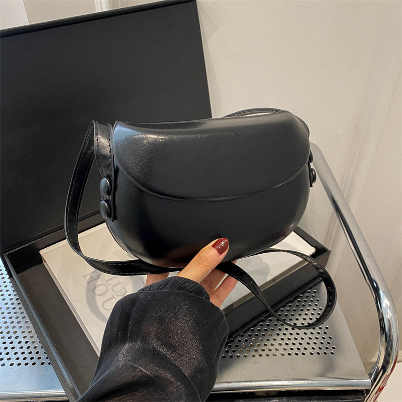 Ženska torba s korejskim nišnim dizajnom, proljeće 2024, minimalistička, dnevna, sedlo oblik, crossbody remen