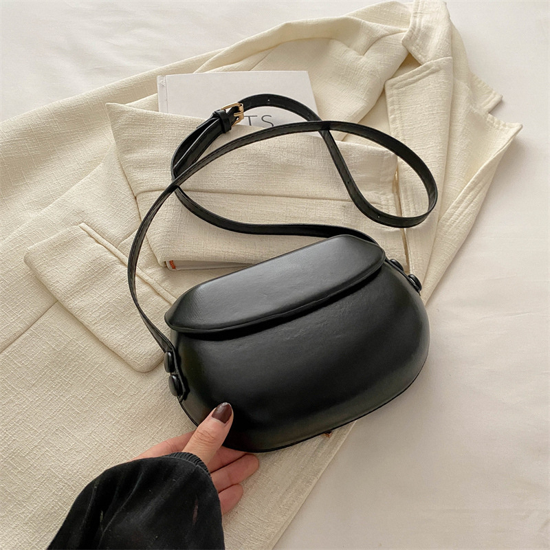 Ženska torba s korejskim nišnim dizajnom, proljeće 2024, minimalistička, dnevna, sedlo oblik, crossbody remen