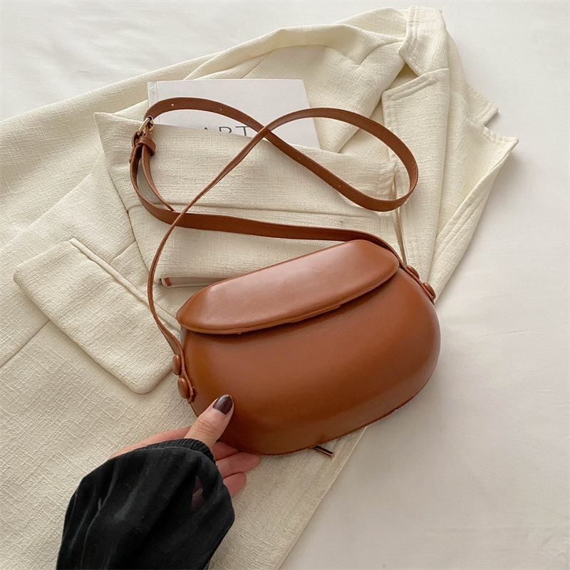 Ženska torba s korejskim nišnim dizajnom, proljeće 2024, minimalistička, dnevna, sedlo oblik, crossbody remen