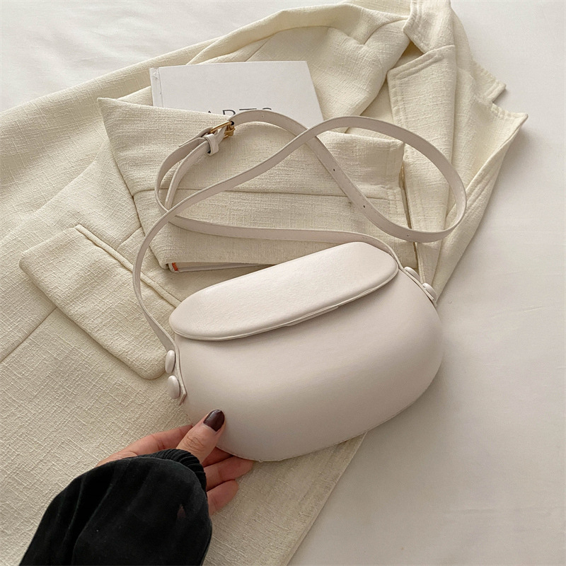 Ženska torba s korejskim nišnim dizajnom, proljeće 2024, minimalistička, dnevna, sedlo oblik, crossbody remen