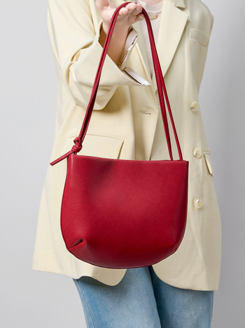 Ženska kožna torba tip sedlo, mala crossbody torba za svakodnevnu upotrebu, urbani minimalistički stil, ljeto 2025