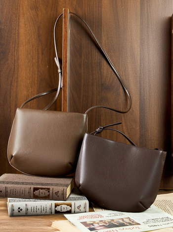 Ženska kožna torba tip sedlo, mala crossbody torba za svakodnevnu upotrebu, urbani minimalistički stil, ljeto 2025