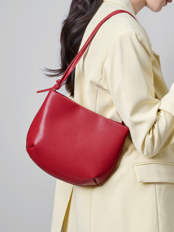 Ženska kožna torba tip sedlo, mala crossbody torba za svakodnevnu upotrebu, urbani minimalistički stil, ljeto 2025