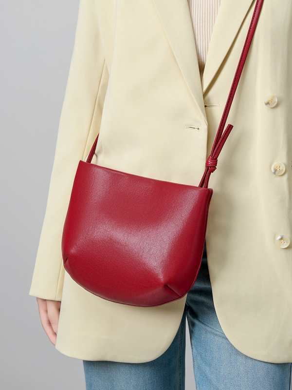Ženska kožna torba tip sedlo, mala crossbody torba za svakodnevnu upotrebu, urbani minimalistički stil, ljeto 2025