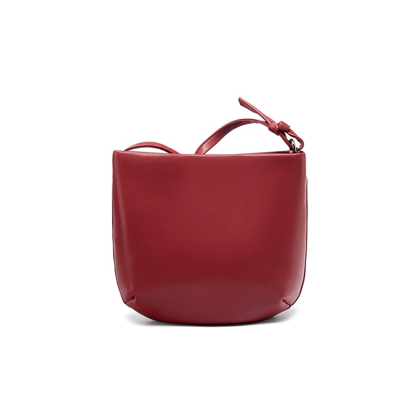 Ženska kožna torba tip sedlo, mala crossbody torba za svakodnevnu upotrebu, urbani minimalistički stil, ljeto 2025