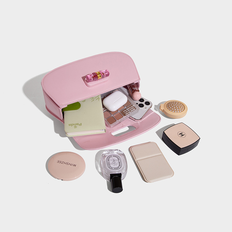 Kristalna torbica tip sedlo s bambus detaljem, svestrana mala ženska torbica, novi model 2025, minimalistički i elegantan stil, za rameno ili crossbody nošenje