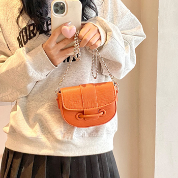 PU sedlovita torbica karamelne boje, mala, crossbody s lancem, jednobojna, za casual žene