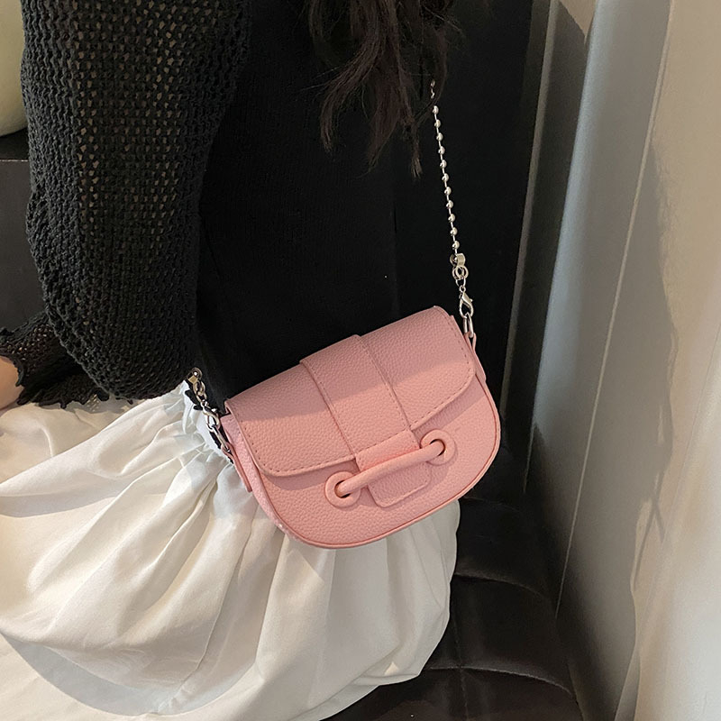 PU sedlovita torbica karamelne boje, mala, crossbody s lancem, jednobojna, za casual žene