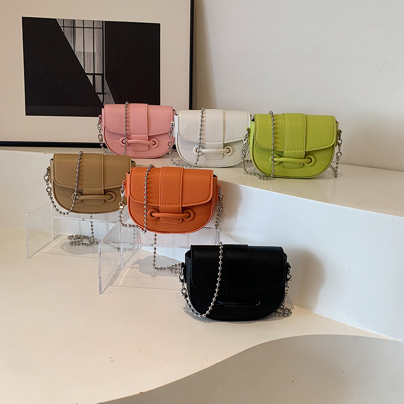 PU sedlovita torbica karamelne boje, mala, crossbody s lancem, jednobojna, za casual žene