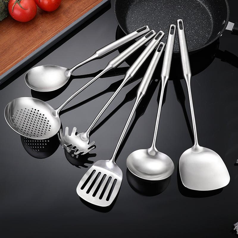 Set de 6 ustensile de bucătărie din oțel inoxidabil 304: spatulă, spatulă pentru prăjit, lingură, lingură cu găuri și încă două unelte de bucătărie.