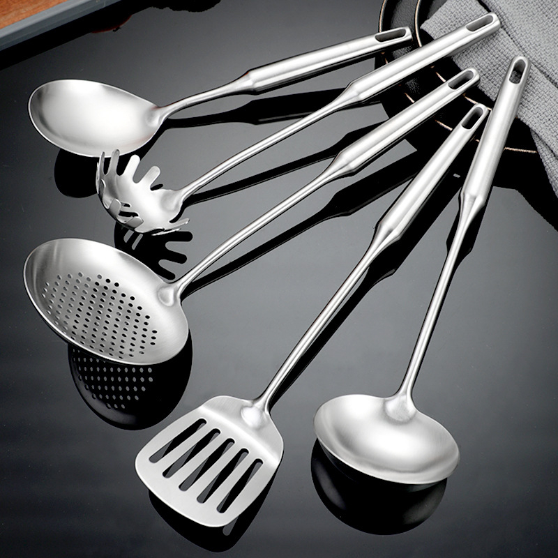 Set de 6 ustensile de bucătărie din oțel inoxidabil 304: spatulă, spatulă pentru prăjit, lingură, lingură cu găuri și încă două unelte de bucătărie.