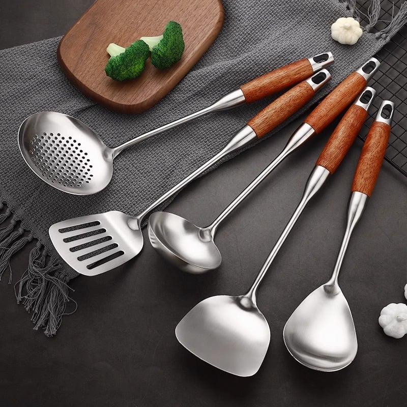 Set de șase unelte de bucătărie din oțel inoxidabil 304, cu mânere din rosewood, include lingură de supă, lingură cu sită, spatulă și lingură pentru tăiței