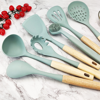Set din silicon pentru bucătărie, 6 piese, cu mâner din lemn — antiaderent, rezistent la căldură; include spatulă, lingură de supă și lingură cu sită.