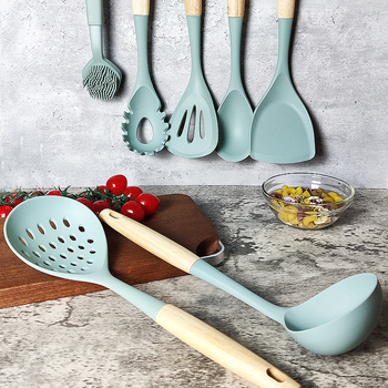 Set din silicon pentru bucătărie, 6 piese, cu mâner din lemn — antiaderent, rezistent la căldură; include spatulă, lingură de supă și lingură cu sită.