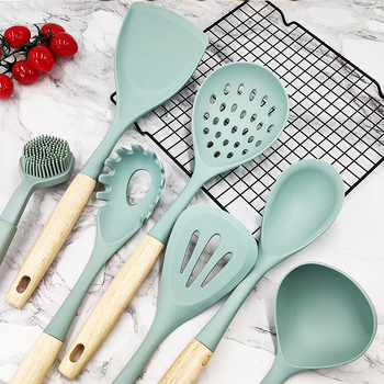 Set din silicon pentru bucătărie, 6 piese, cu mâner din lemn — antiaderent, rezistent la căldură; include spatulă, lingură de supă și lingură cu sită.