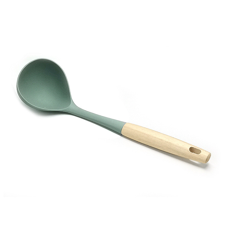 Set din silicon pentru bucătărie, 6 piese, cu mâner din lemn — antiaderent, rezistent la căldură; include spatulă, lingură de supă și lingură cu sită.