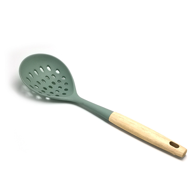 Set din silicon pentru bucătărie, 6 piese, cu mâner din lemn — antiaderent, rezistent la căldură; include spatulă, lingură de supă și lingură cu sită.