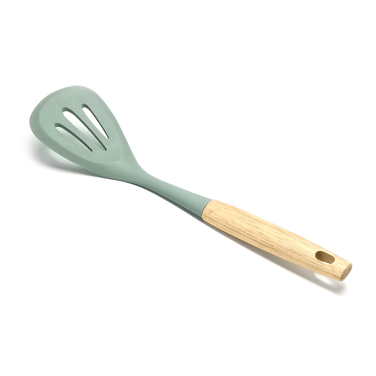 Set din silicon pentru bucătărie, 6 piese, cu mâner din lemn — antiaderent, rezistent la căldură; include spatulă, lingură de supă și lingură cu sită.