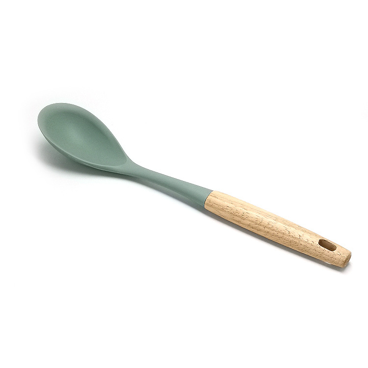 Set din silicon pentru bucătărie, 6 piese, cu mâner din lemn — antiaderent, rezistent la căldură; include spatulă, lingură de supă și lingură cu sită.