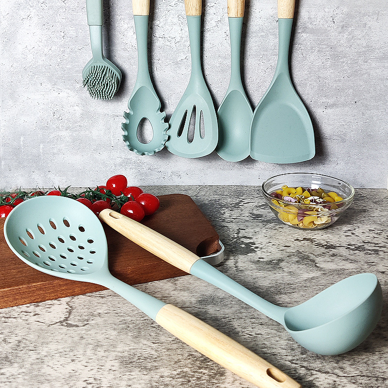 Set din silicon pentru bucătărie, 6 piese, cu mâner din lemn — antiaderent, rezistent la căldură; include spatulă, lingură de supă și lingură cu sită.