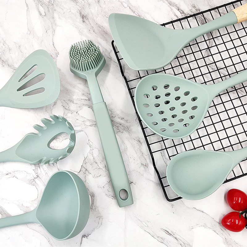 Set din silicon pentru bucătărie, 6 piese, cu mâner din lemn — antiaderent, rezistent la căldură; include spatulă, lingură de supă și lingură cu sită.