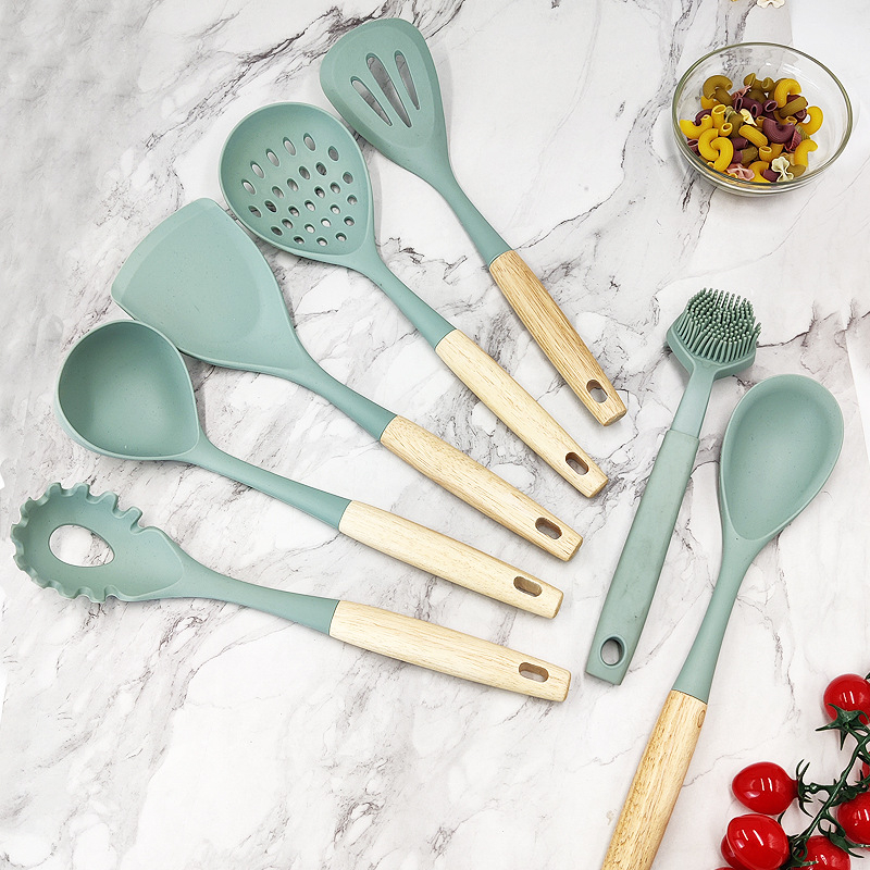 Set din silicon pentru bucătărie, 6 piese, cu mâner din lemn — antiaderent, rezistent la căldură; include spatulă, lingură de supă și lingură cu sită.
