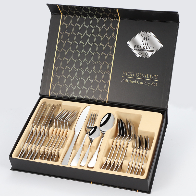 Set de tacâmuri occidentale din oțel inoxidabil 1010 cu placare titan, 24 piese: cuțite pentru friptură, furculițe, linguri și lingurițe de cafea, într-o cutie cadou.