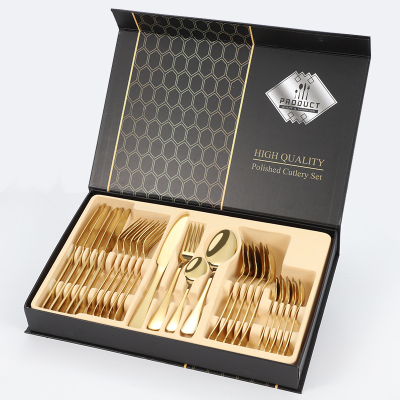 Set de tacâmuri occidentale din oțel inoxidabil 1010 cu placare titan, 24 piese: cuțite pentru friptură, furculițe, linguri și lingurițe de cafea, într-o cutie cadou.