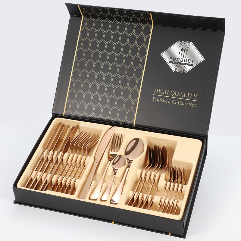 Set de tacâmuri occidentale din oțel inoxidabil 1010 cu placare titan, 24 piese: cuțite pentru friptură, furculițe, linguri și lingurițe de cafea, într-o cutie cadou.