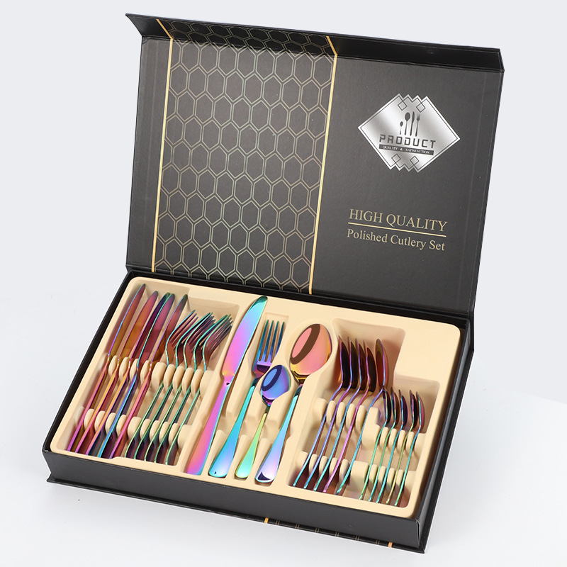 Set de tacâmuri occidentale din oțel inoxidabil 1010 cu placare titan, 24 piese: cuțite pentru friptură, furculițe, linguri și lingurițe de cafea, într-o cutie cadou.