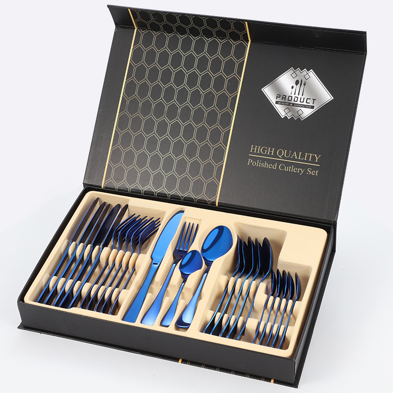 Set de tacâmuri occidentale din oțel inoxidabil 1010 cu placare titan, 24 piese: cuțite pentru friptură, furculițe, linguri și lingurițe de cafea, într-o cutie cadou.