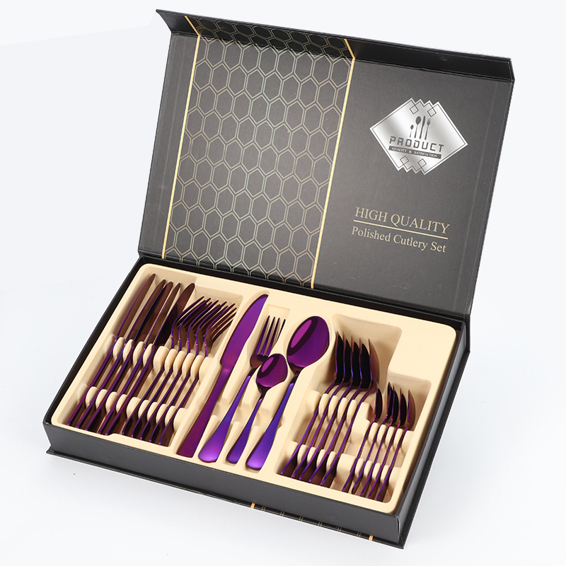 Set de tacâmuri occidentale din oțel inoxidabil 1010 cu placare titan, 24 piese: cuțite pentru friptură, furculițe, linguri și lingurițe de cafea, într-o cutie cadou.