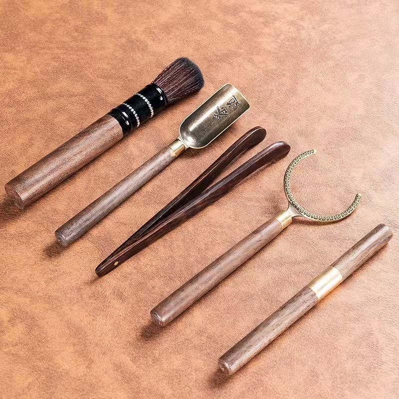 Set de cinci piese pentru ceremonia ceaiului, lemn de abanos, stil Zen: ac pentru ceai, clemă pentru ceai, furculiță pentru ceai, linguriță pentru ceai și creion de întreținere a ceainicului