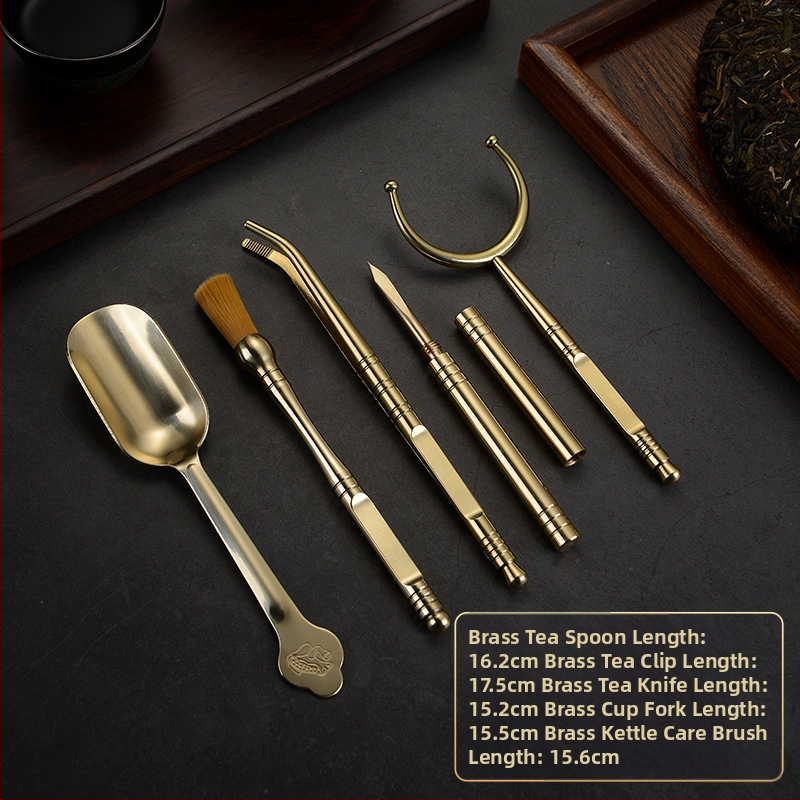Set din alamă pentru ceremonia Gongfu a ceaiului „Șase Domni” cu accesorii de ceai: lingură de ceai, furculiță pentru cești, instrument de întreținere a ceainicului, set de cinci piese din cupru, clips pentru ceai și cuțit de ceai