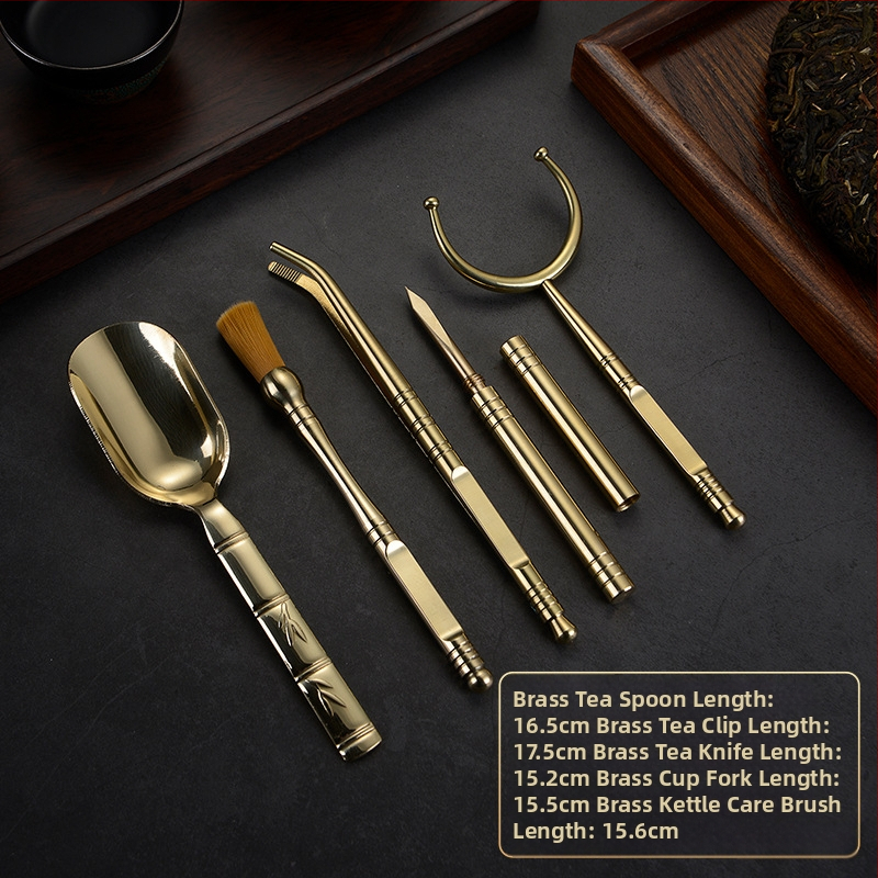 Set din alamă pentru ceremonia Gongfu a ceaiului „Șase Domni” cu accesorii de ceai: lingură de ceai, furculiță pentru cești, instrument de întreținere a ceainicului, set de cinci piese din cupru, clips pentru ceai și cuțit de ceai