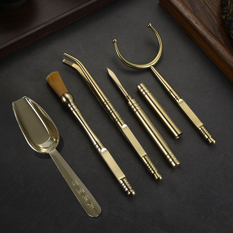 Set din alamă pentru ceremonia Gongfu a ceaiului „Șase Domni” cu accesorii de ceai: lingură de ceai, furculiță pentru cești, instrument de întreținere a ceainicului, set de cinci piese din cupru, clips pentru ceai și cuțit de ceai
