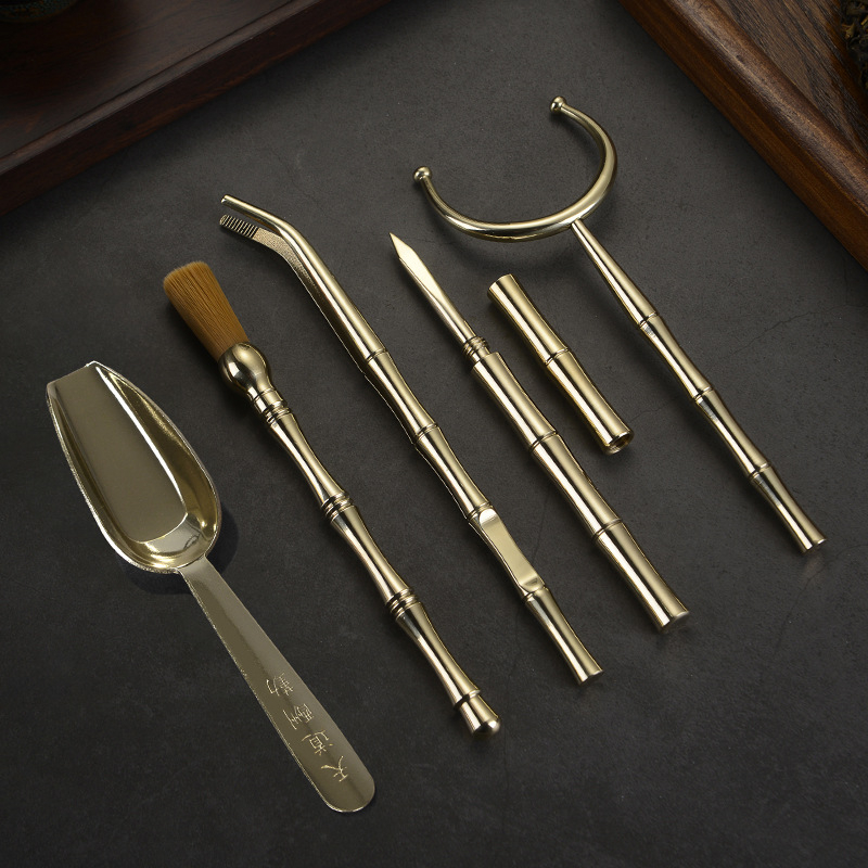 Set din alamă pentru ceremonia Gongfu a ceaiului „Șase Domni” cu accesorii de ceai: lingură de ceai, furculiță pentru cești, instrument de întreținere a ceainicului, set de cinci piese din cupru, clips pentru ceai și cuțit de ceai