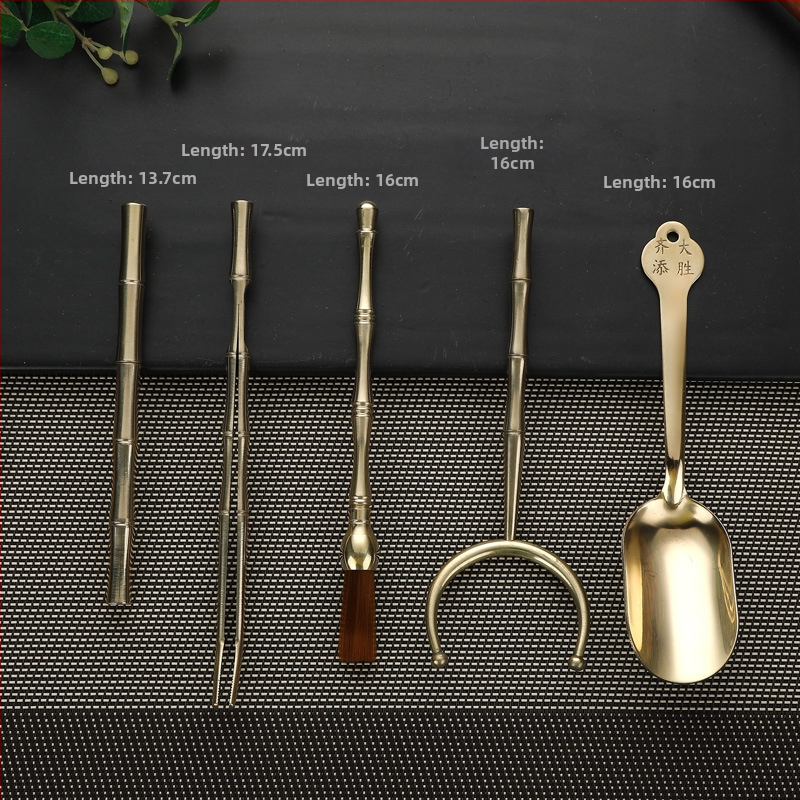 Set din alamă pentru ceremonia Gongfu a ceaiului „Șase Domni” cu accesorii de ceai: lingură de ceai, furculiță pentru cești, instrument de întreținere a ceainicului, set de cinci piese din cupru, clips pentru ceai și cuțit de ceai